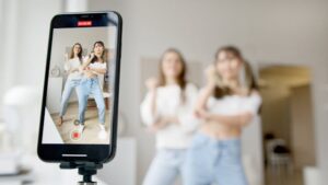 2 dames nemen een video op