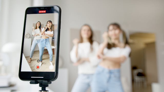 2 dames nemen een video op